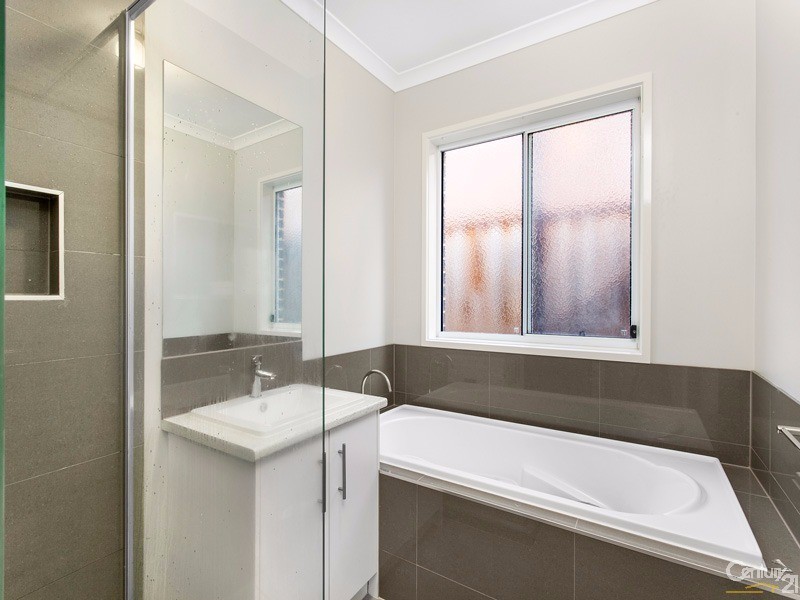 10 Serene Way, Clyde North VIC 3978