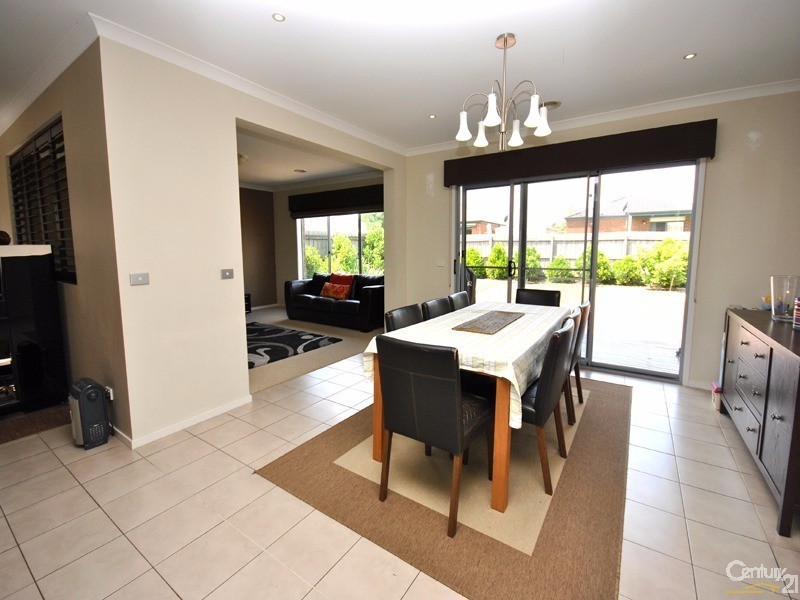 22 Dempster Way, Berwick VIC 3806