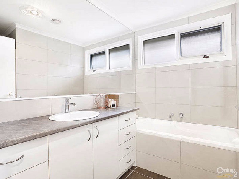 1/1 Bemersyde Drive, Berwick VIC 3806