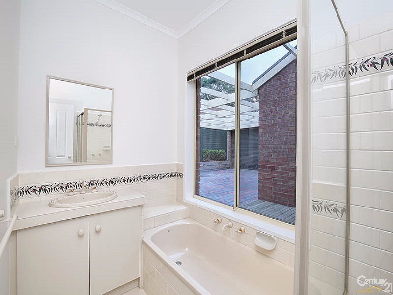 11 Pinewood Crescent, Berwick VIC 3806
