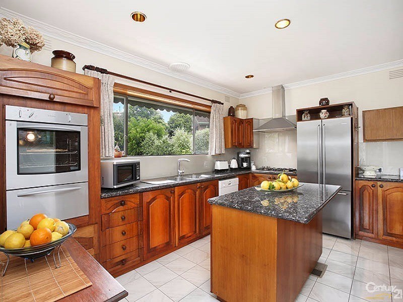 13 Queens Court, Berwick VIC 3806