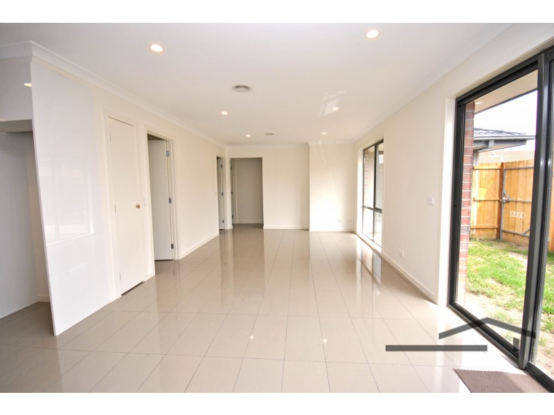 2/120 Fordholm Road, Hampton Park VIC 3976