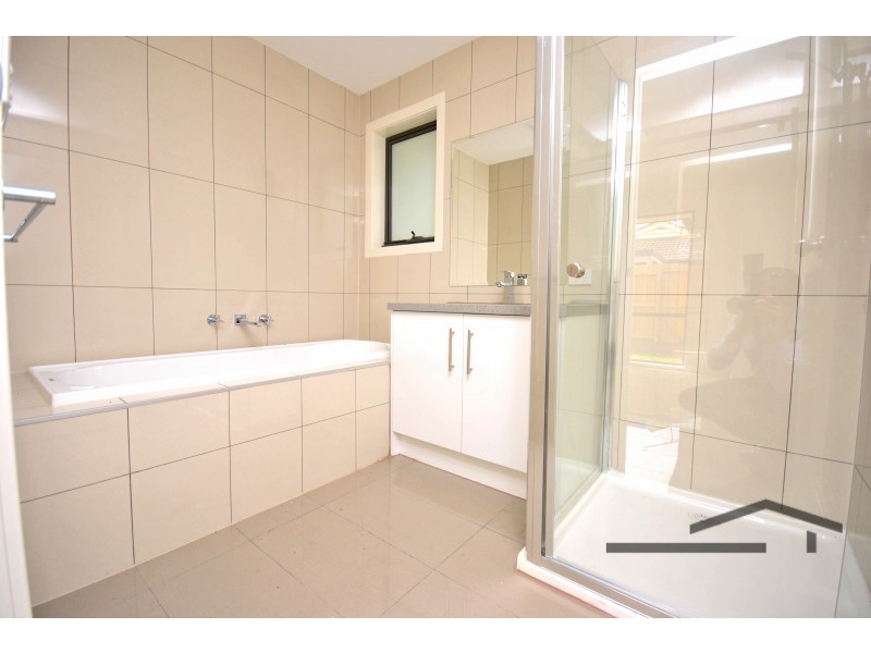 2/120 Fordholm Road, Hampton Park VIC 3976