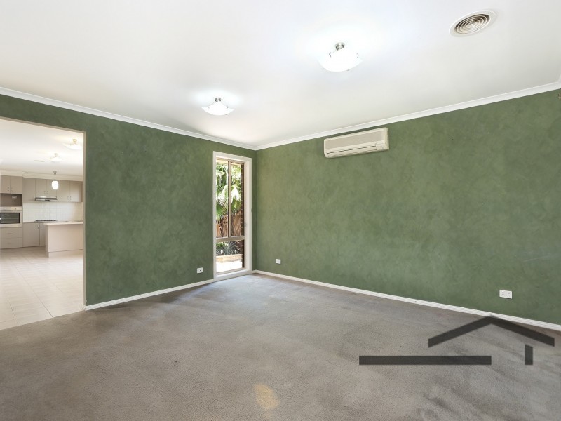 8 Ash Crescent, Pakenham VIC 3810