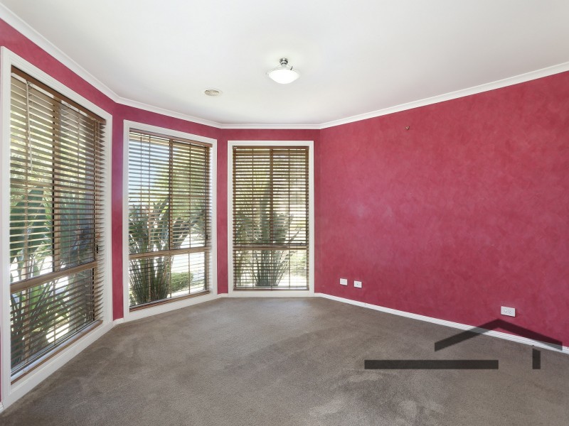 8 Ash Crescent, Pakenham VIC 3810