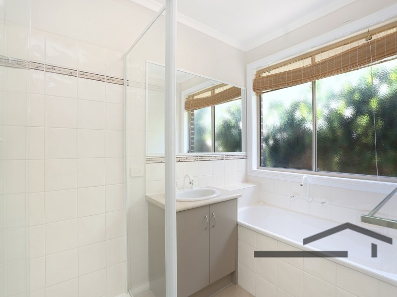 8 Ash Crescent, Pakenham VIC 3810