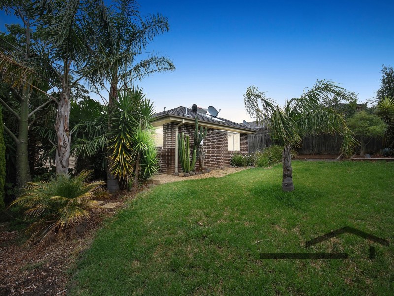 8 Ash Crescent, Pakenham VIC 3810