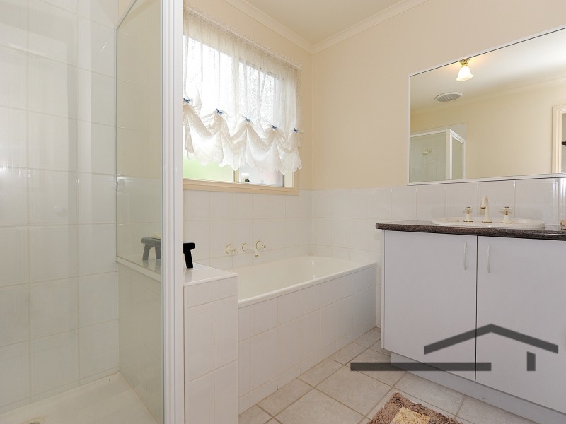 16  Domain Drive, Berwick VIC 3806