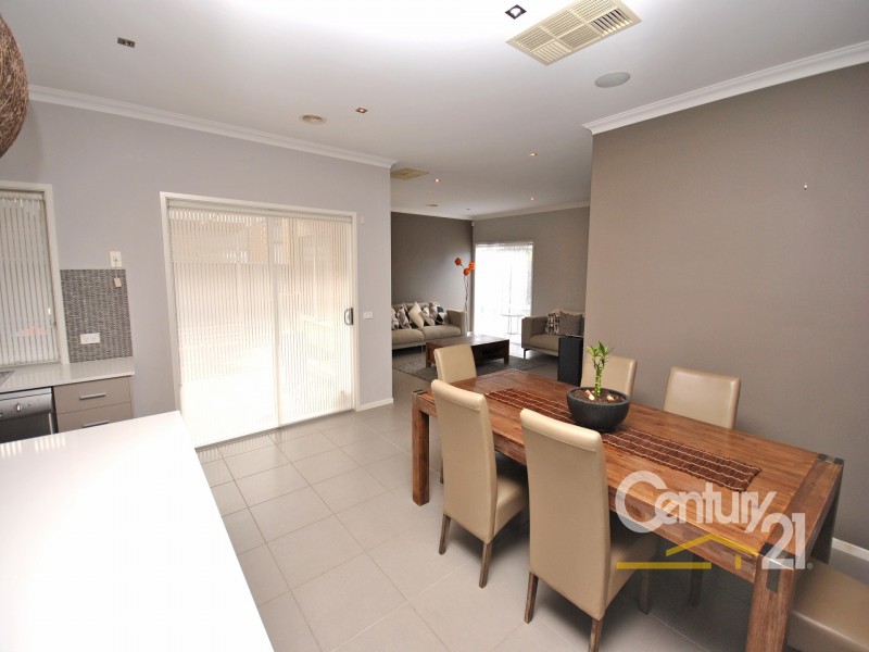 16 Kindred Avenue, Cranbourne North VIC 3977