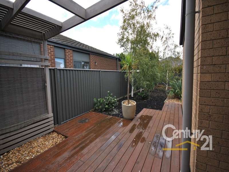 16 Kindred Avenue, Cranbourne North VIC 3977