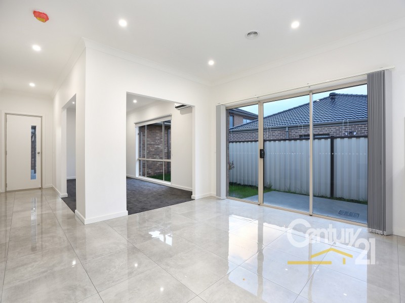 2/52 Genevieve Circuit, Cranbourne VIC 3977