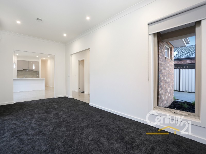 2/52 Genevieve Circuit, Cranbourne VIC 3977