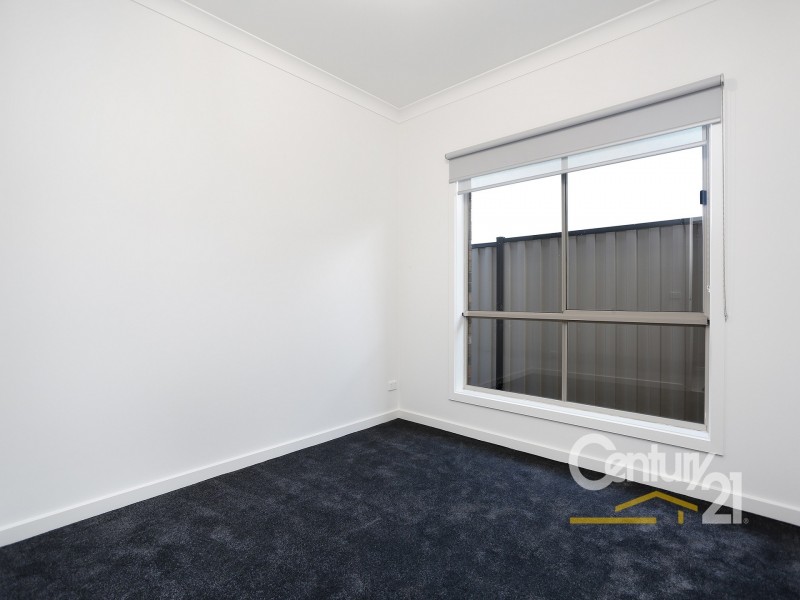 2/52 Genevieve Circuit, Cranbourne VIC 3977