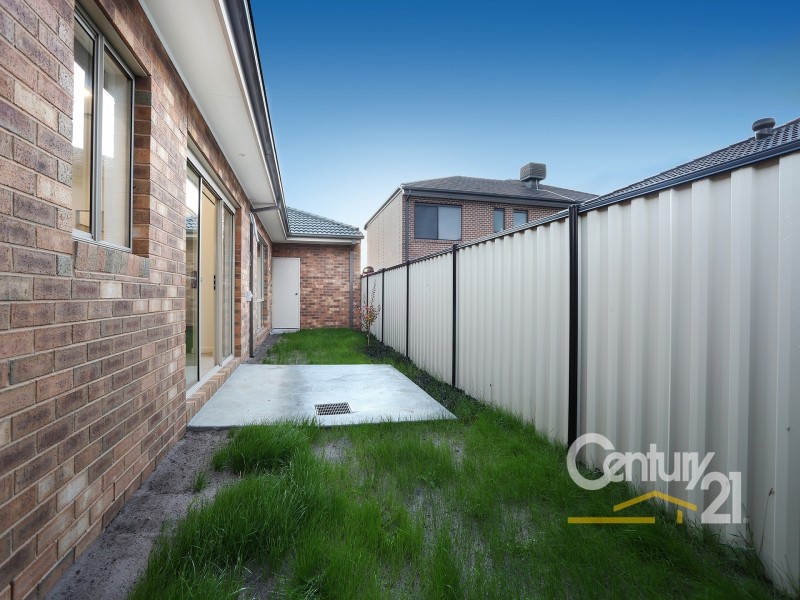 2/52 Genevieve Circuit, Cranbourne VIC 3977