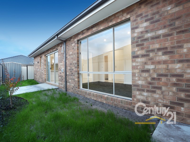 2/52 Genevieve Circuit, Cranbourne VIC 3977