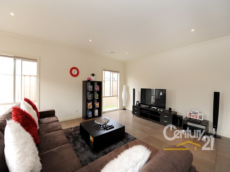 2 Speranza Place, Lynbrook VIC 3975