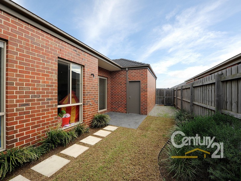 2 Speranza Place, Lynbrook VIC 3975