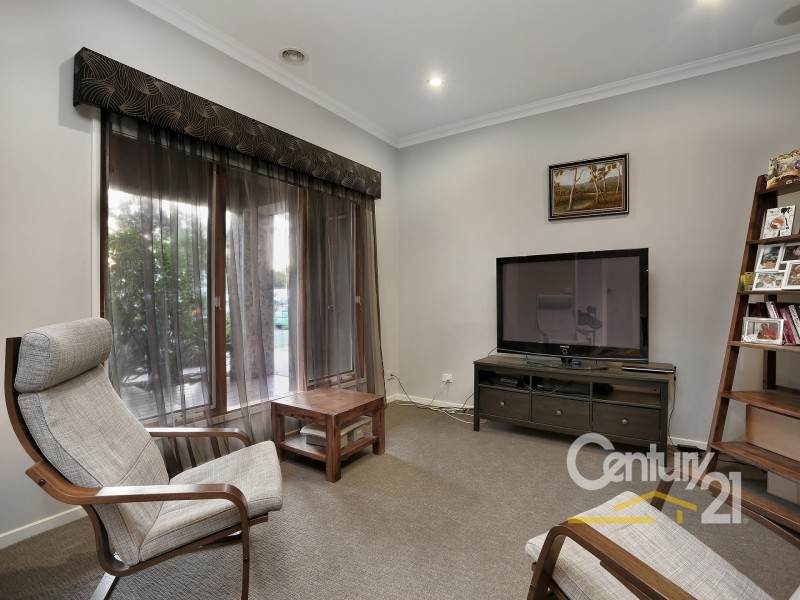 16 Kindred Avenue, Cranbourne North VIC 3977
