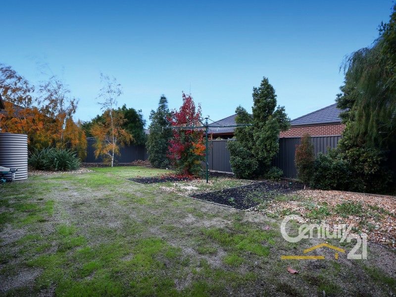 16 Kindred Avenue, Cranbourne North VIC 3977