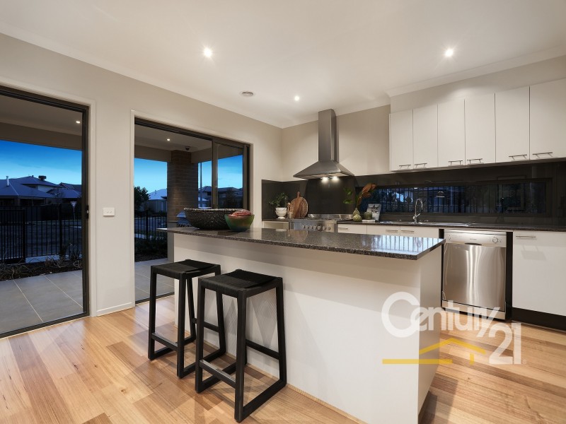 5 Riverstone Boulevard, Clyde North VIC 3978