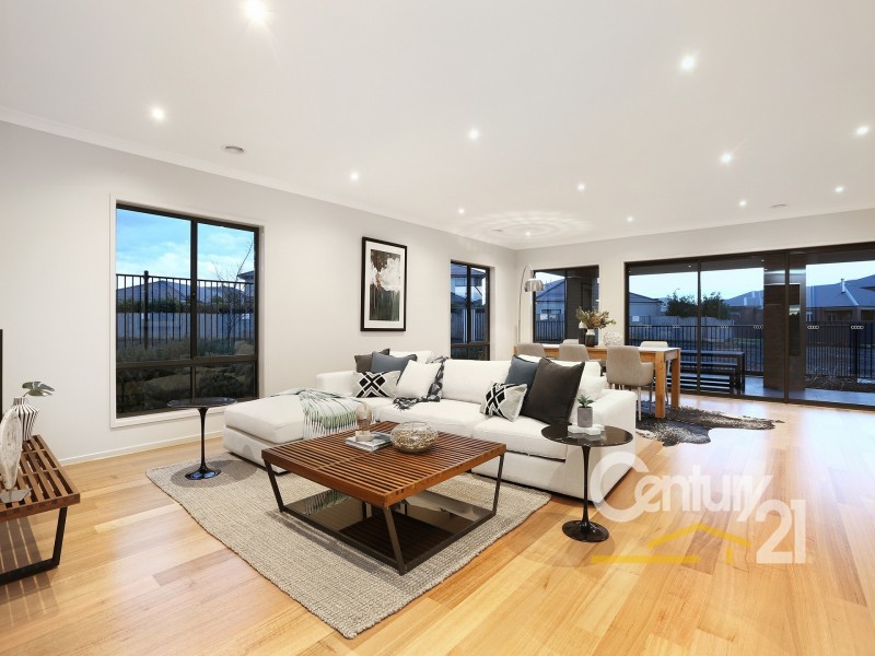 5 Riverstone Boulevard, Clyde North VIC 3978