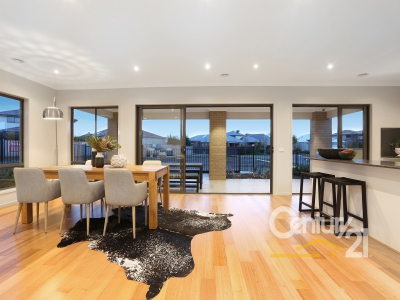 5 Riverstone Boulevard, Clyde North VIC 3978