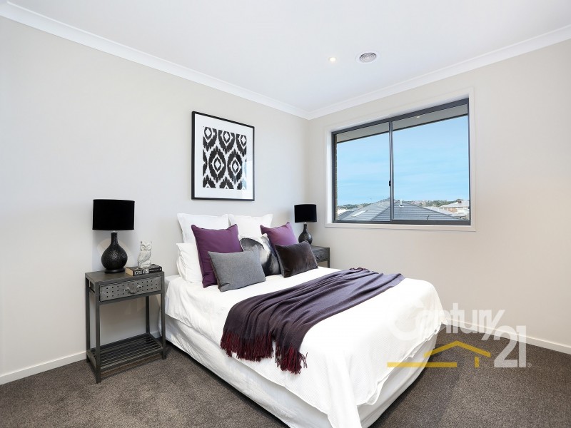 5 Riverstone Boulevard, Clyde North VIC 3978