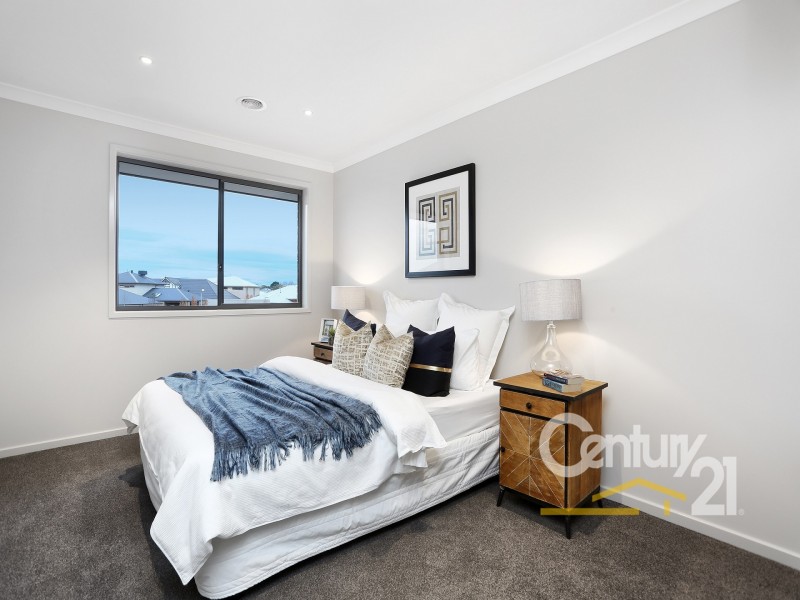 5 Riverstone Boulevard, Clyde North VIC 3978