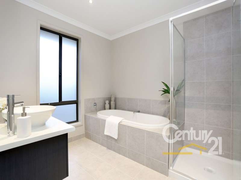 5 Riverstone Boulevard, Clyde North VIC 3978