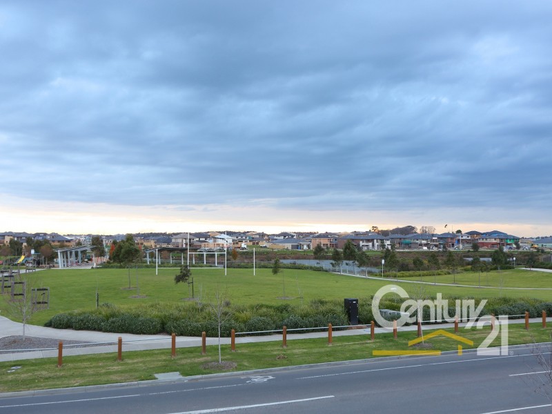 5 Riverstone Boulevard, Clyde North VIC 3978