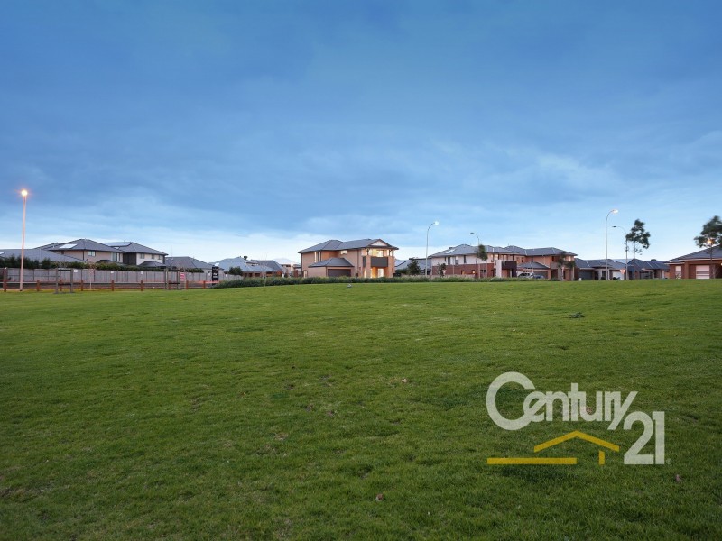 5 Riverstone Boulevard, Clyde North VIC 3978