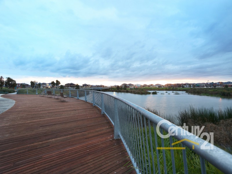 5 Riverstone Boulevard, Clyde North VIC 3978