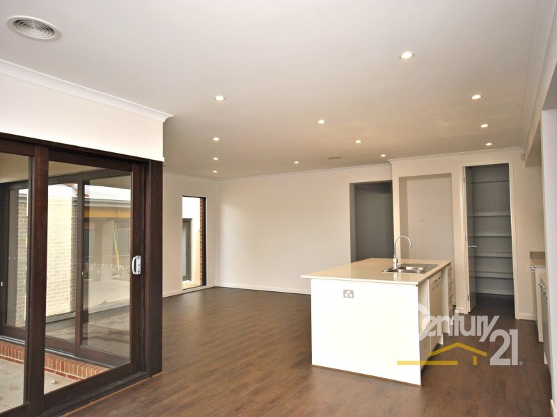 34 Bellhaven Circuit, Clyde North VIC 3978
