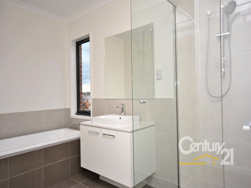 34 Bellhaven Circuit, Clyde North VIC 3978