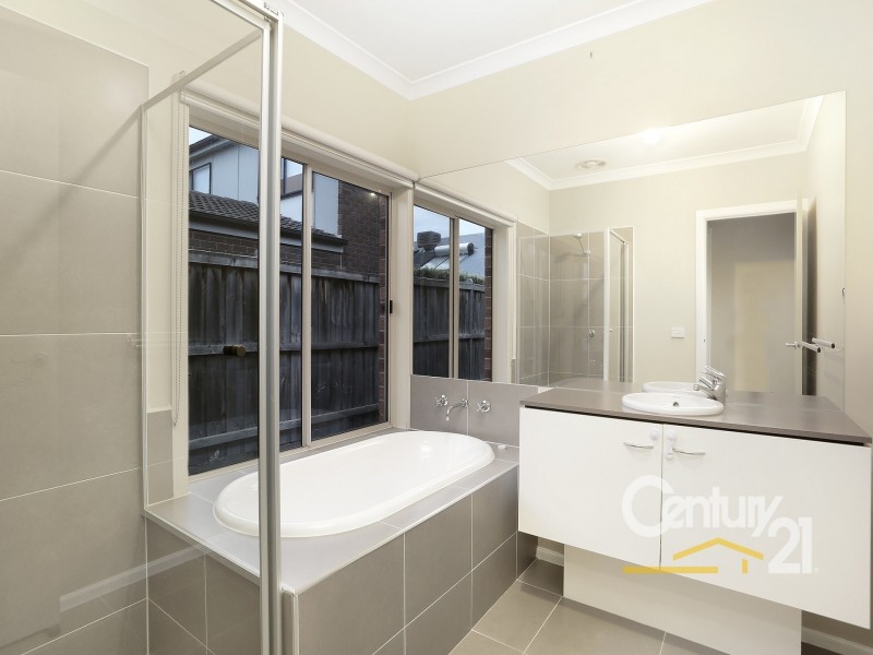 17 Don Collins Way, Berwick VIC 3806