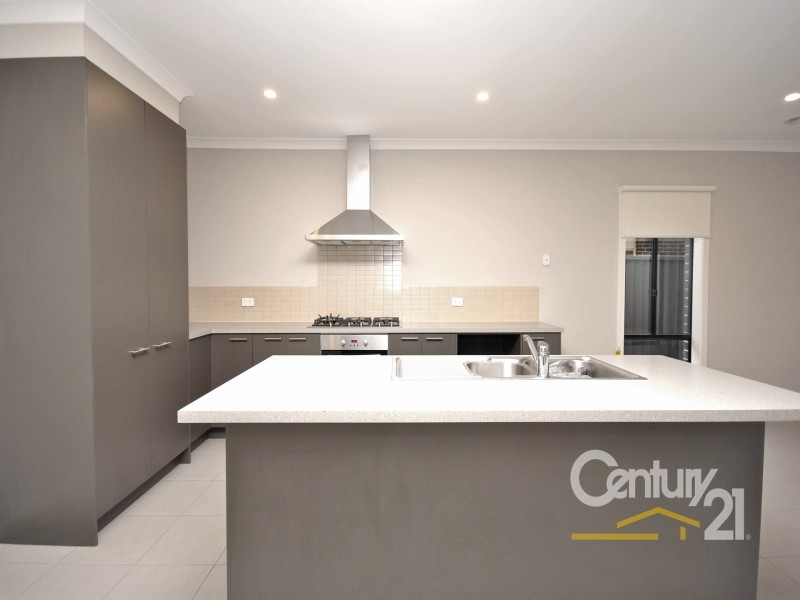 16 Frogmore Lane, Cranbourne North VIC 3977