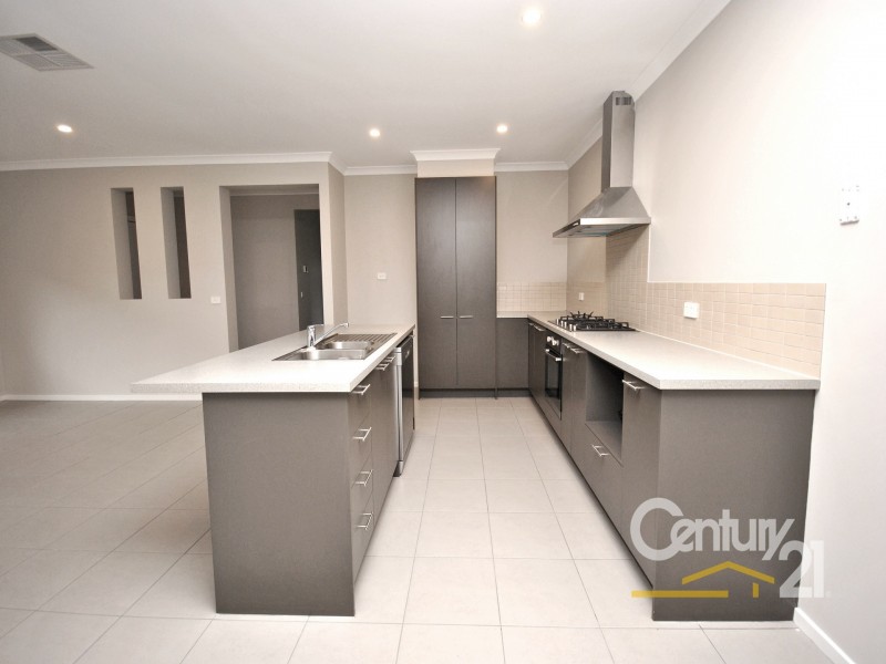 16 Frogmore Lane, Cranbourne North VIC 3977