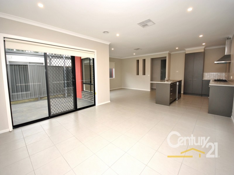 16 Frogmore Lane, Cranbourne North VIC 3977