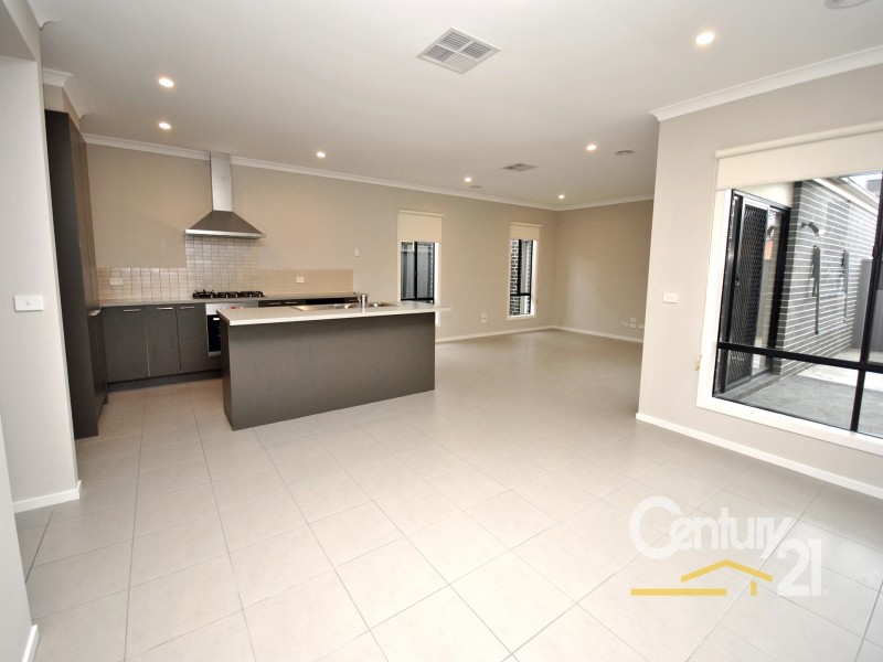 16 Frogmore Lane, Cranbourne North VIC 3977