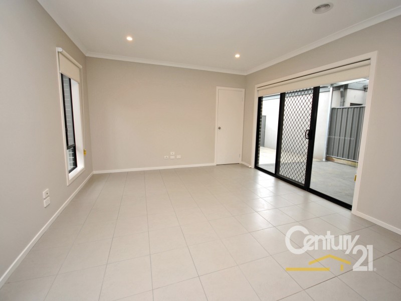16 Frogmore Lane, Cranbourne North VIC 3977
