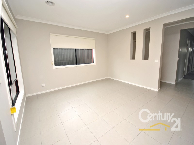16 Frogmore Lane, Cranbourne North VIC 3977