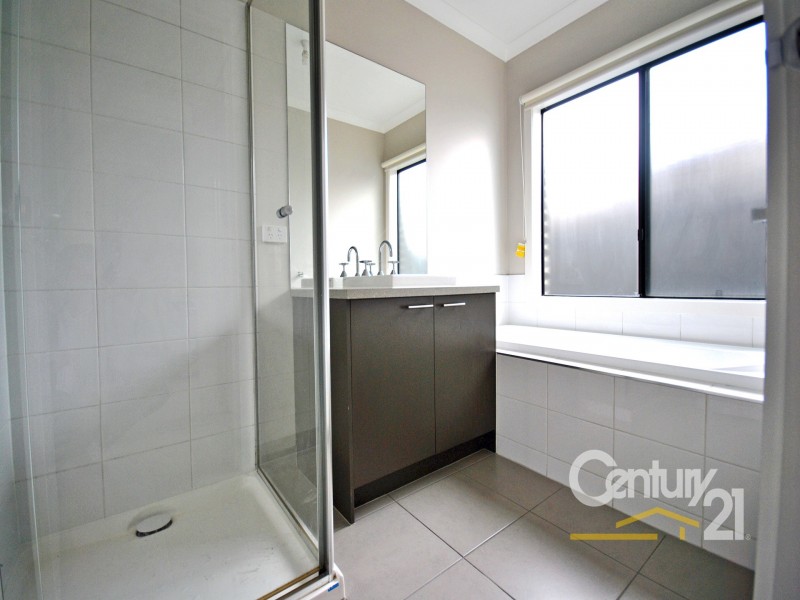 16 Frogmore Lane, Cranbourne North VIC 3977