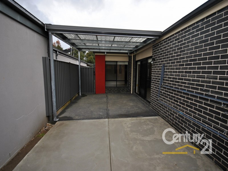 16 Frogmore Lane, Cranbourne North VIC 3977