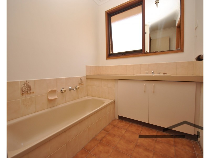 4 County Drive, Berwick VIC 3806