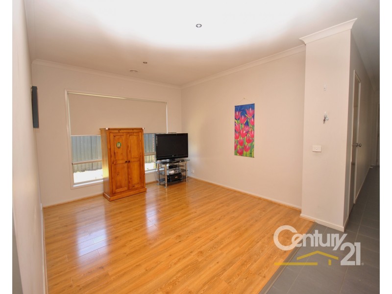 24 Kindred Avenue, Cranbourne North VIC 3977