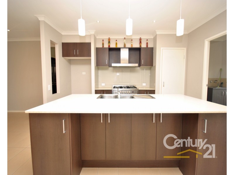 8 Aquitane Drive, Cranbourne East VIC 3977