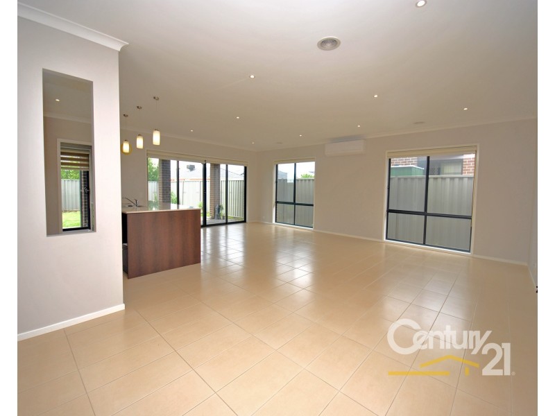 8 Aquitane Drive, Cranbourne East VIC 3977