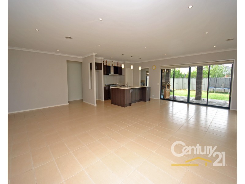 8 Aquitane Drive, Cranbourne East VIC 3977