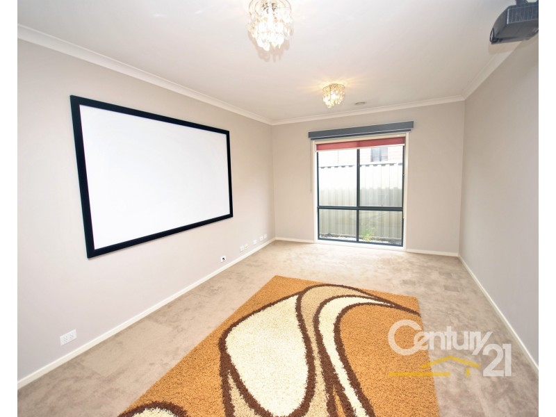 8 Aquitane Drive, Cranbourne East VIC 3977