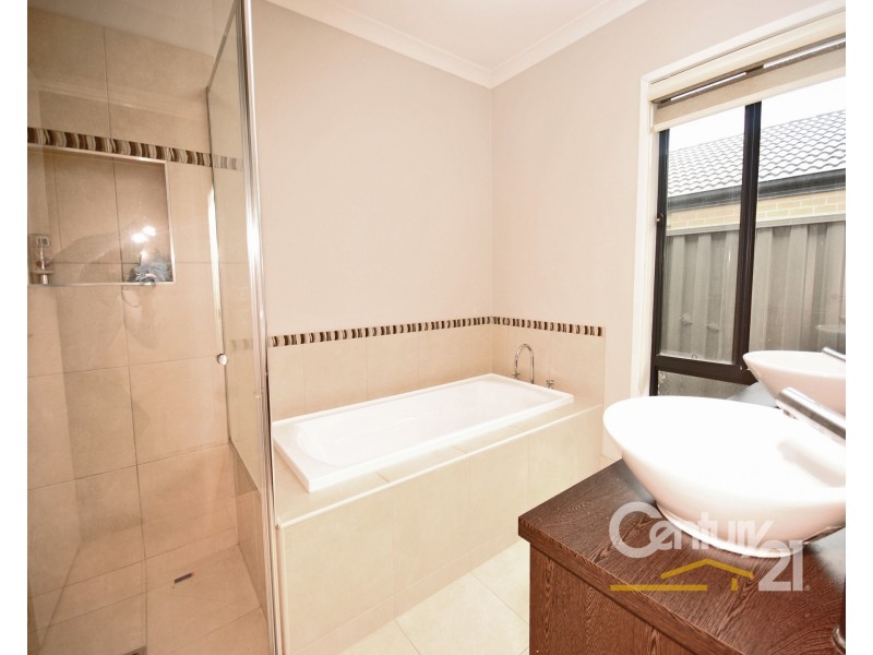 8 Aquitane Drive, Cranbourne East VIC 3977